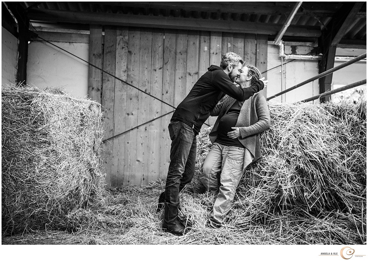 Natürliches Fotoshooting in der Schwangerschaft - Portraitfotograf Köln & NRW